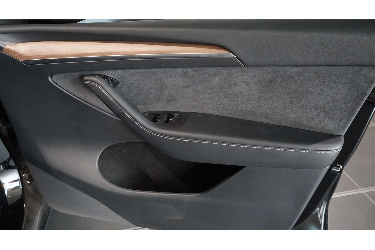 2024 Tesla Model Y Rear-Wheel Drive