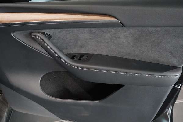 2024 Tesla Model Y Rear-Wheel Drive