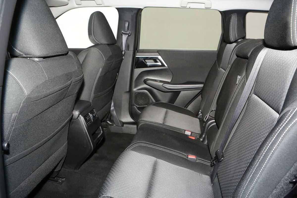 2024 Mitsubishi Outlander LS ZM