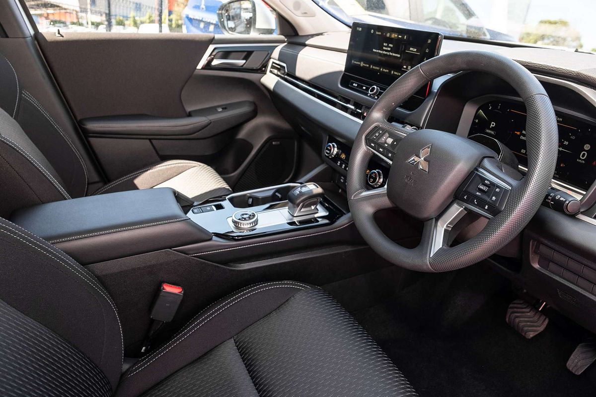 2025 Mitsubishi Outlander ES ZM