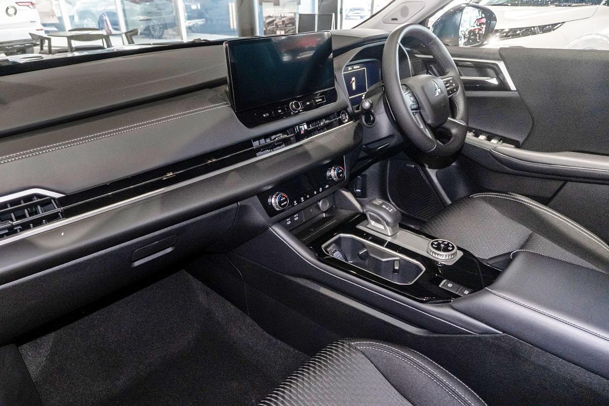 2025 Mitsubishi Outlander LS ZM