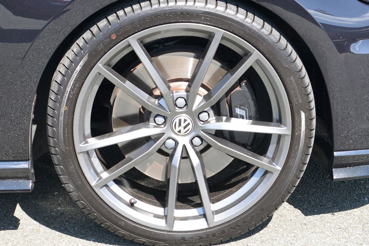 2017 Volkswagen Golf R Wolfsburg Edition 7.5