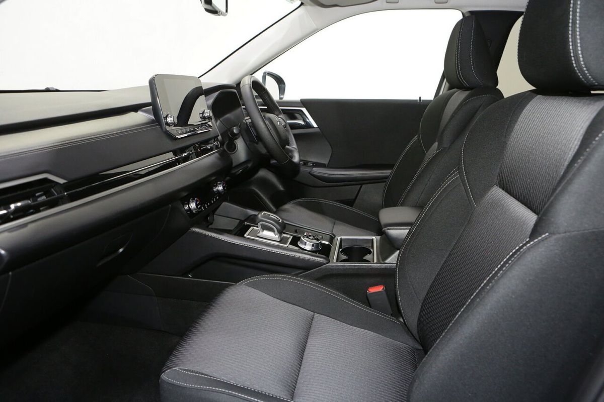 2025 Mitsubishi Outlander LS ZM