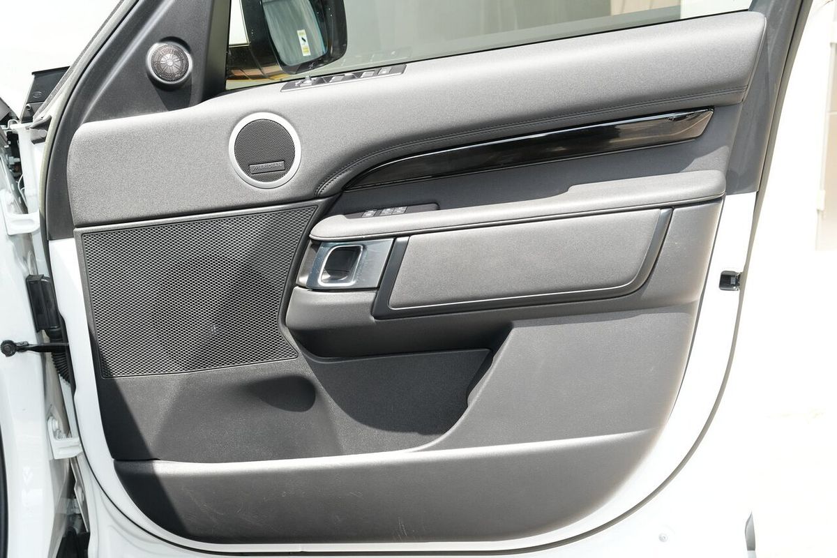 2022 Land Rover Discovery D300 SE Series 5