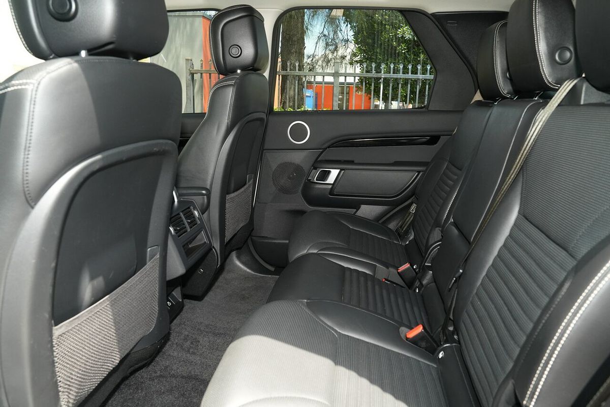 2022 Land Rover Discovery D300 SE Series 5