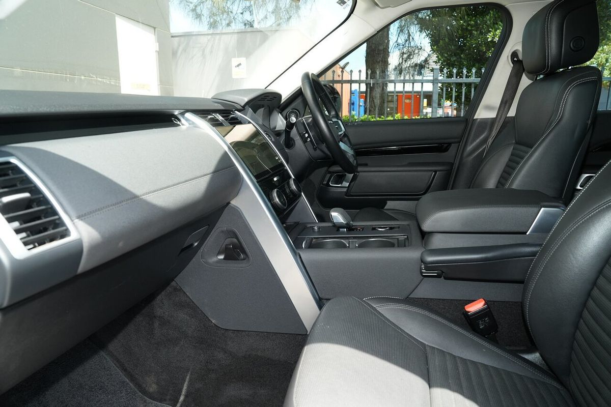 2022 Land Rover Discovery D300 SE Series 5