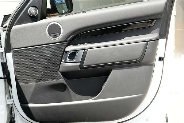 2022 Land Rover Discovery D300 SE Series 5
