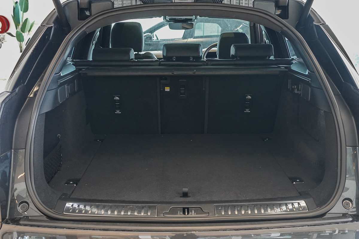 2023 Land Rover Range Rover Velar P400 R-Dynamic SE L560