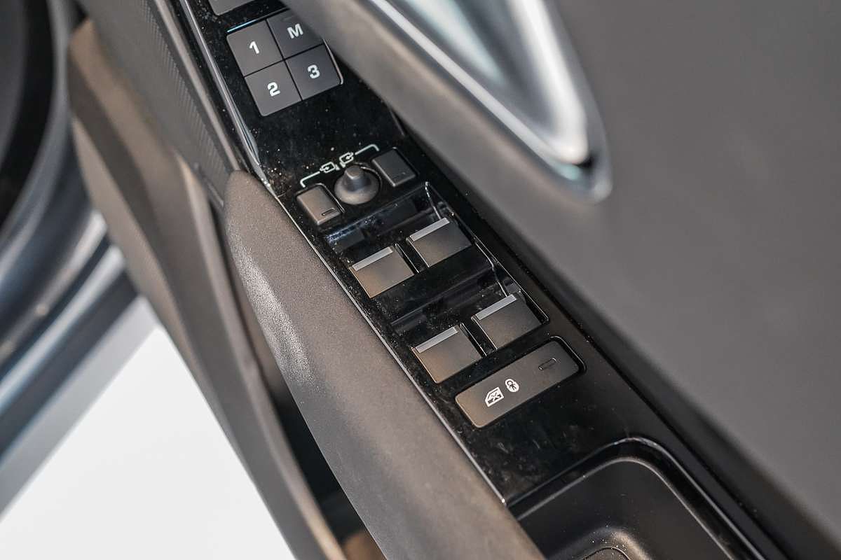 2023 Land Rover Range Rover Velar P400 R-Dynamic SE L560