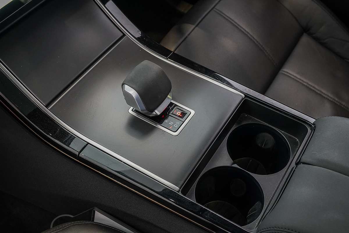 2023 Land Rover Range Rover Velar P400 R-Dynamic SE L560