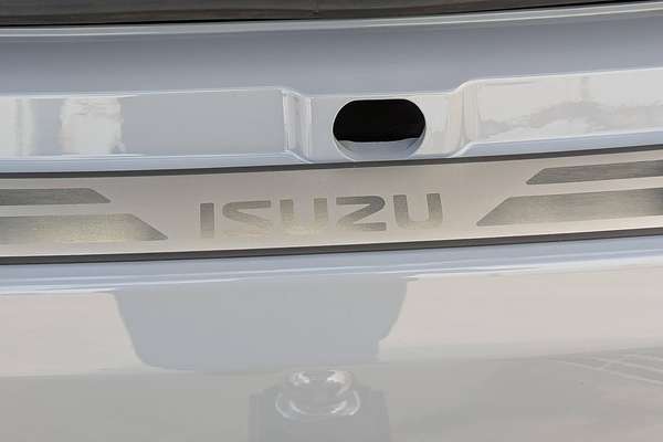 2025 Isuzu MU-X X-TERRAIN