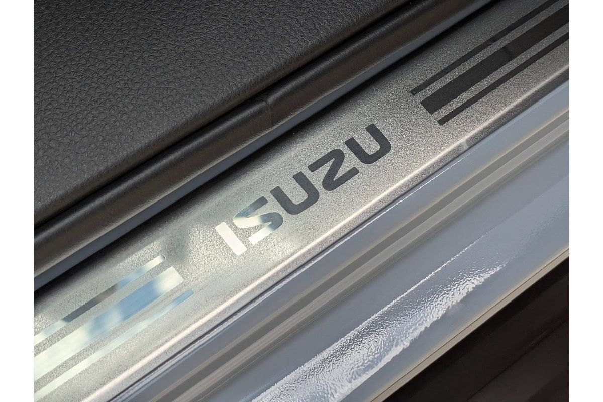2025 Isuzu MU-X X-TERRAIN