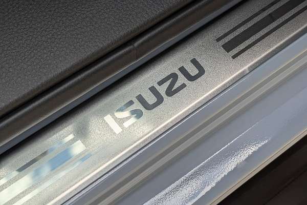 2025 Isuzu MU-X X-TERRAIN