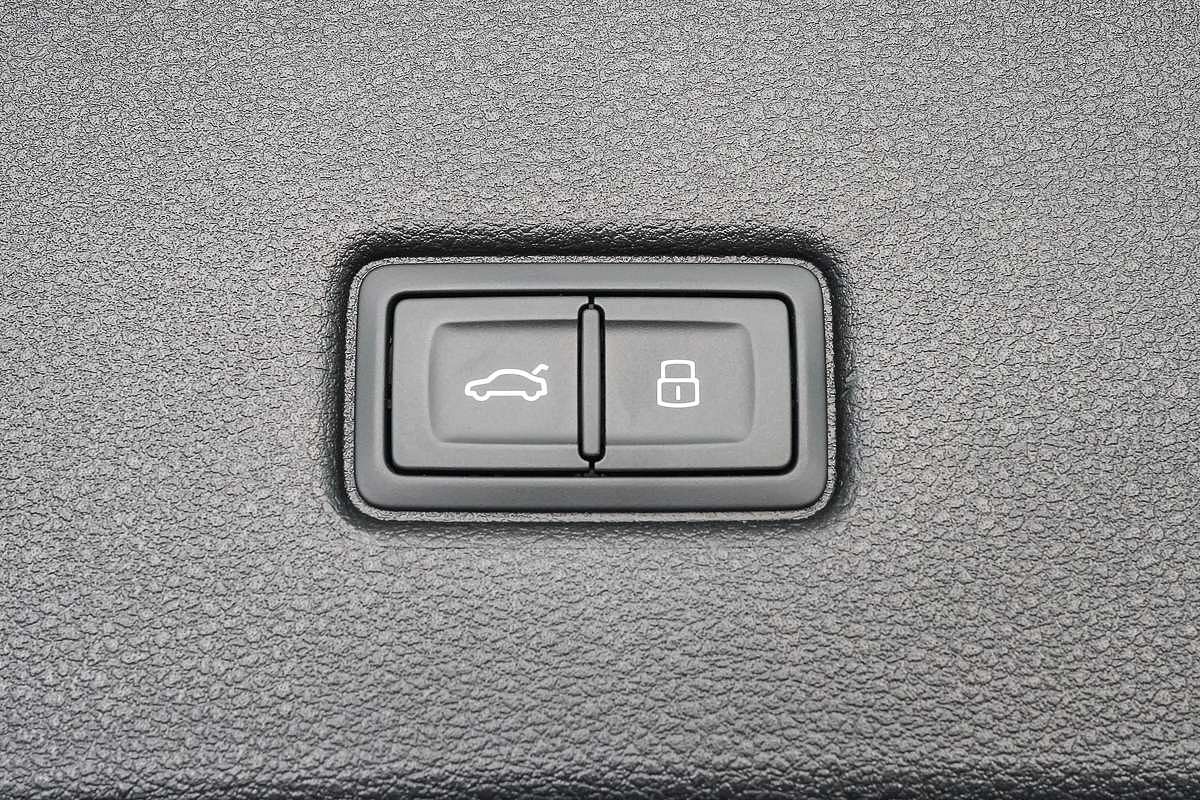 2025 Audi Q5 55 TFSI e S line FY