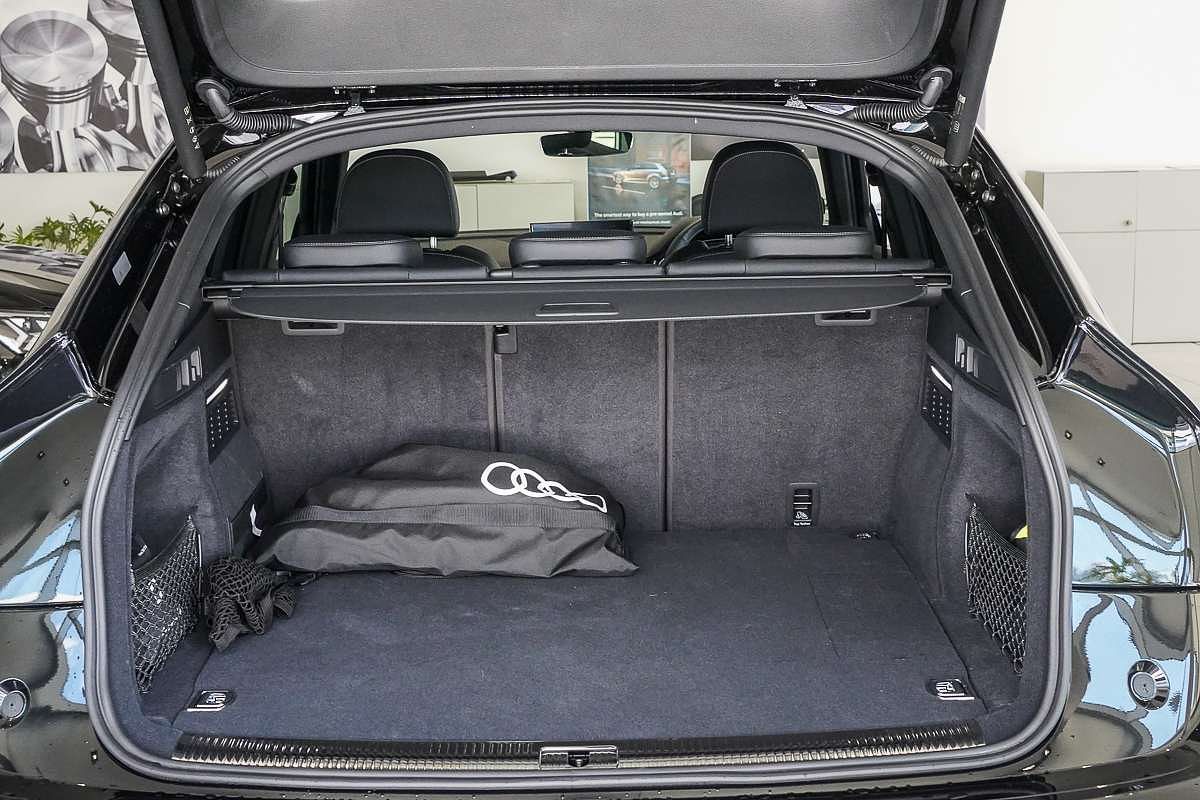 2025 Audi Q5 55 TFSI e S line FY