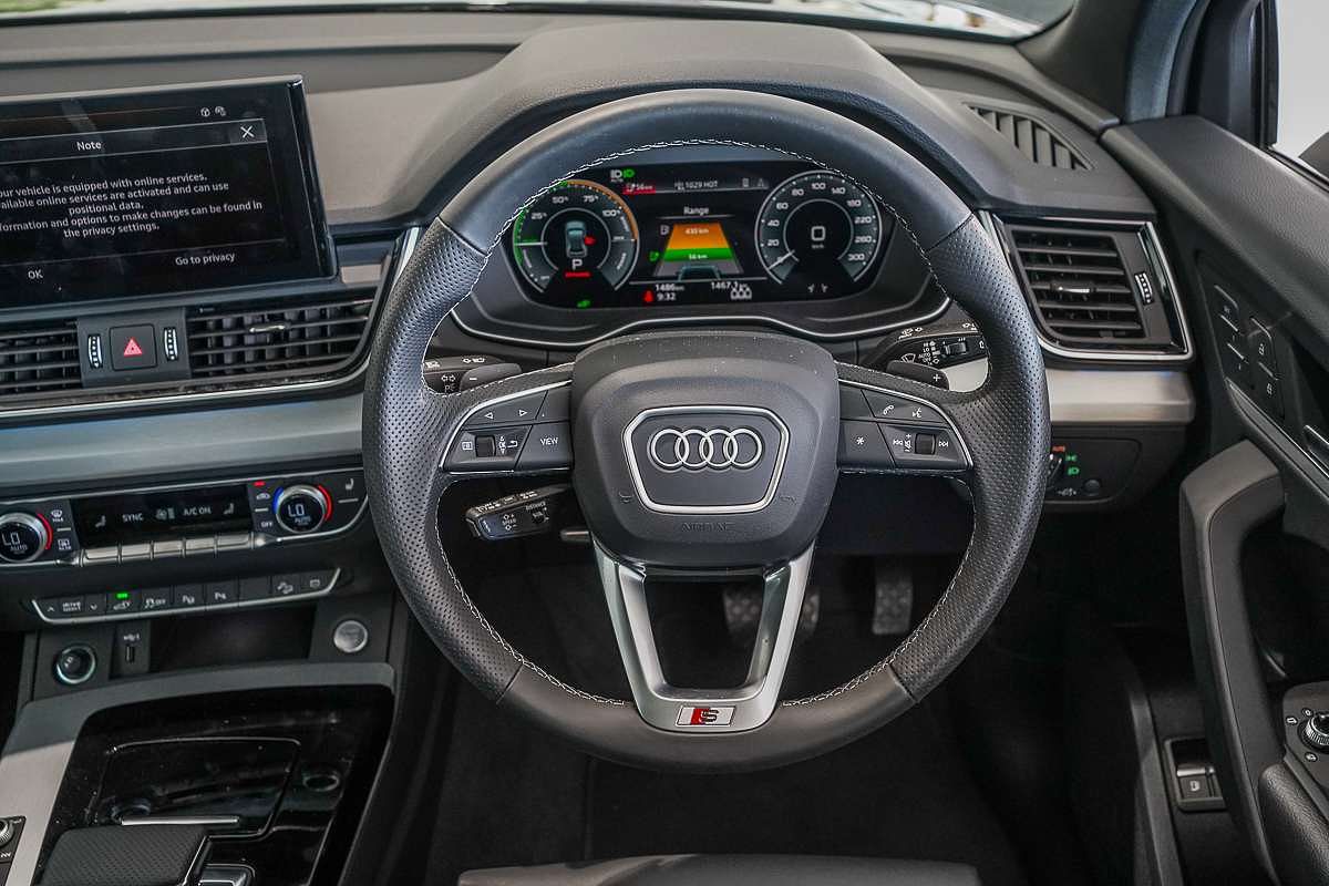 2025 Audi Q5 55 TFSI e S line FY