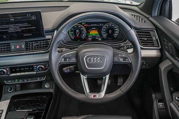 2025 Audi Q5 55 TFSI e S line FY