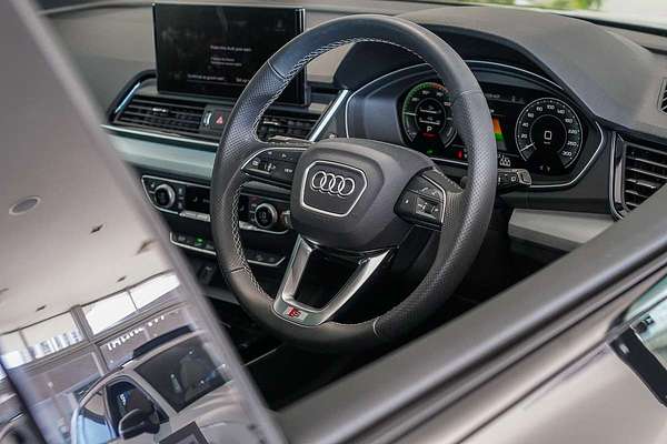 2025 Audi Q5 55 TFSI e S line FY