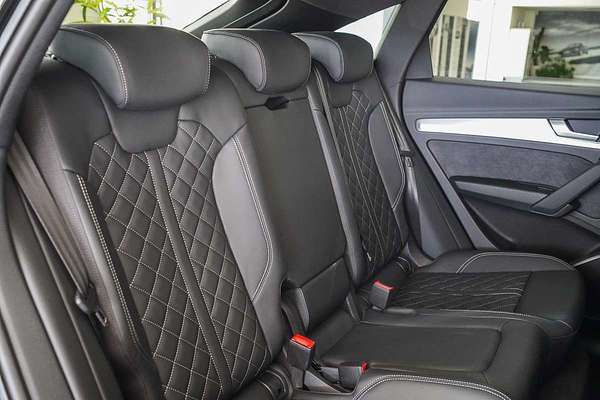 2025 Audi Q5 55 TFSI e S line FY