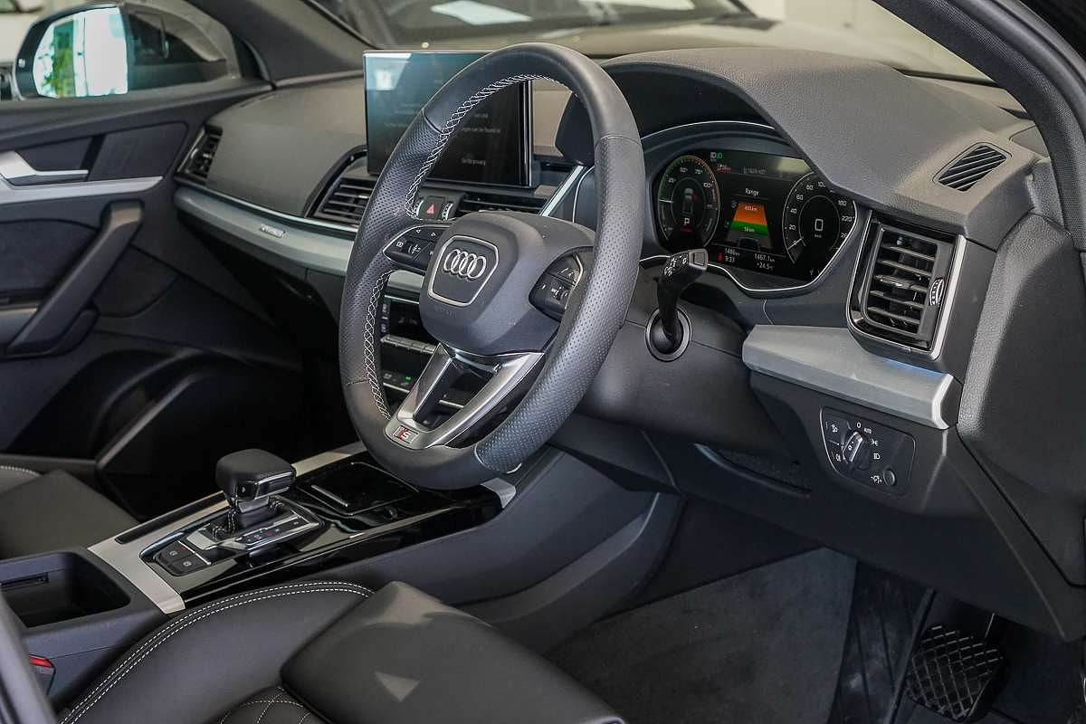 2025 Audi Q5 55 TFSI e S line FY