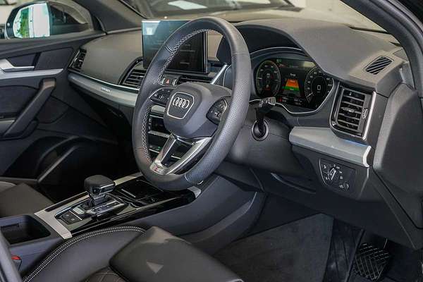 2025 Audi Q5 55 TFSI e S line FY