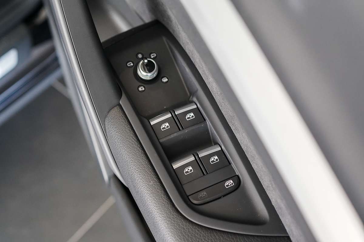 2025 Audi Q5 55 TFSI e S line FY