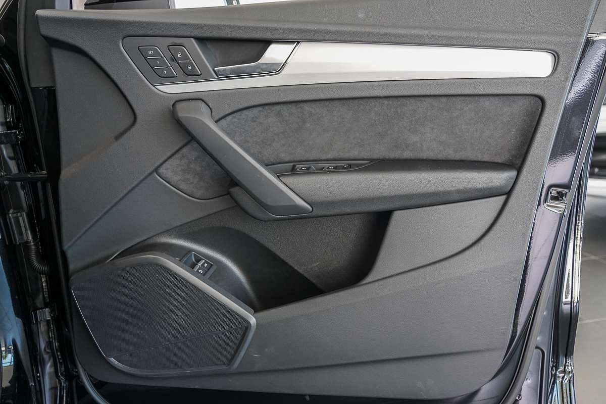 2025 Audi Q5 55 TFSI e S line FY