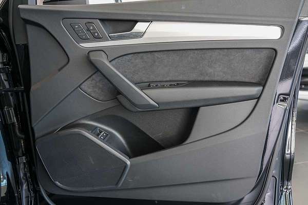 2025 Audi Q5 55 TFSI e S line FY