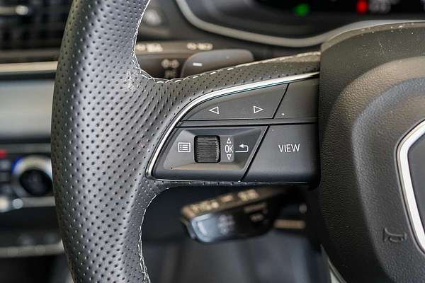 2025 Audi Q5 55 TFSI e S line FY