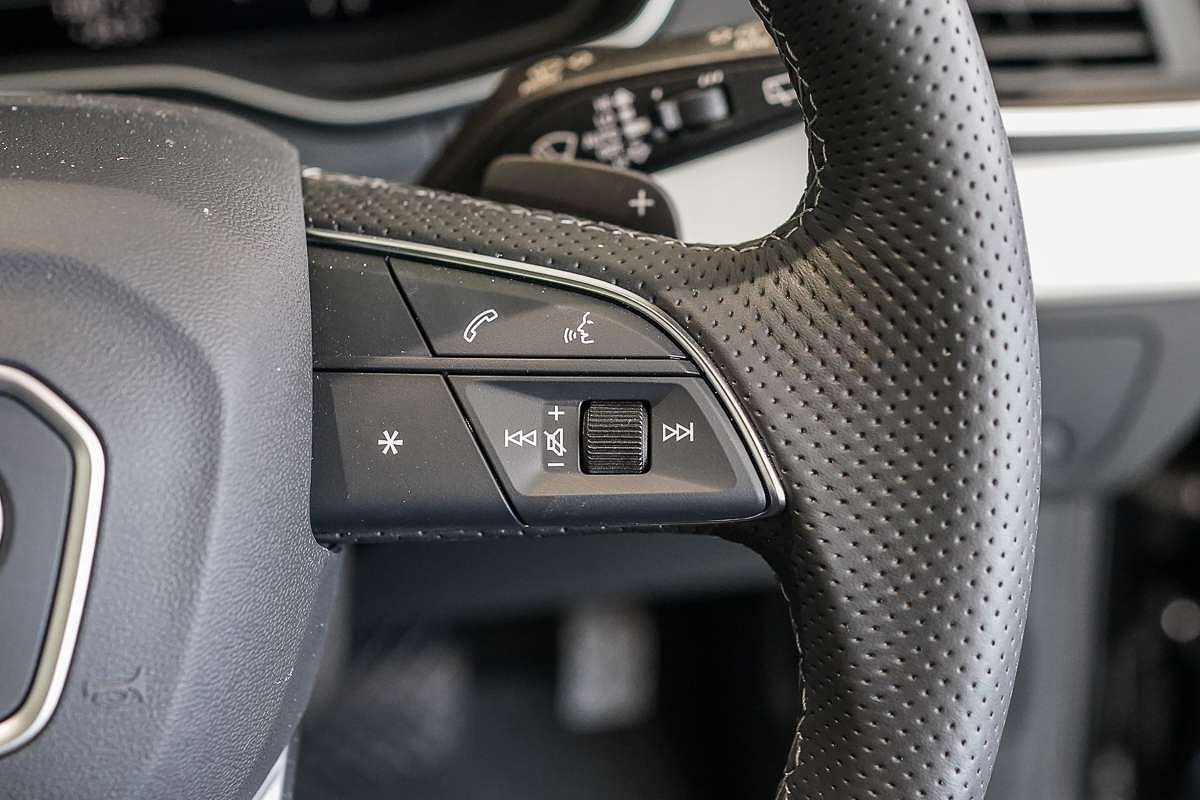 2025 Audi Q5 55 TFSI e S line FY