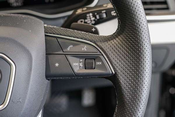 2025 Audi Q5 55 TFSI e S line FY