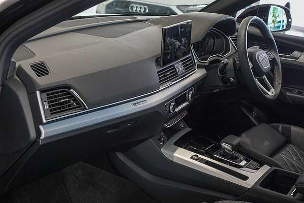 2025 Audi Q5 55 TFSI e S line FY