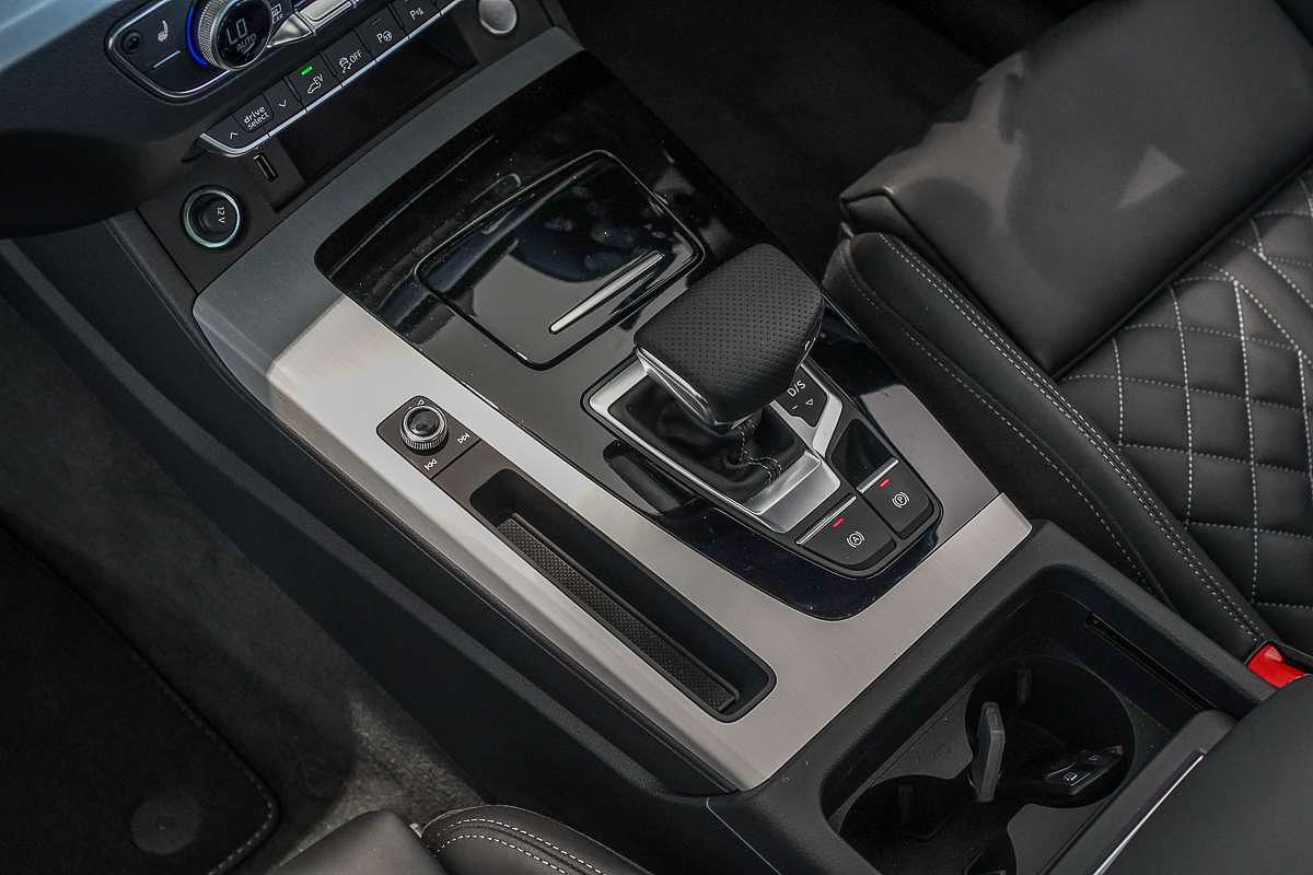 2025 Audi Q5 55 TFSI e S line FY