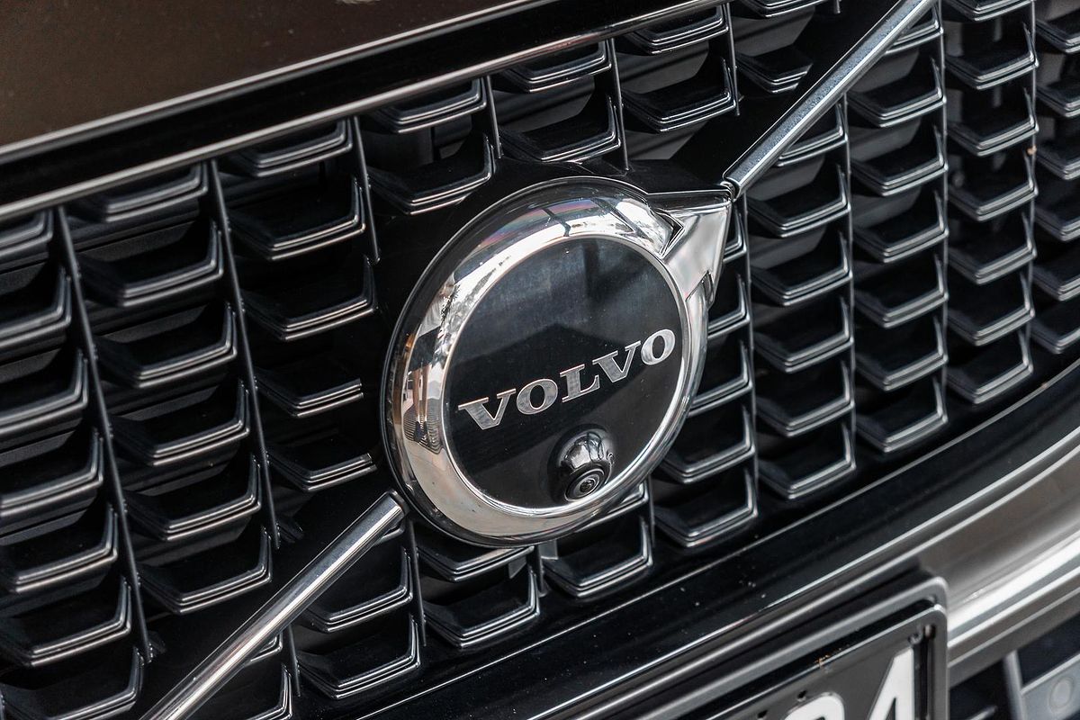 2022 Volvo XC60 Recharge Ultimate T8 Plug-In Hybrid