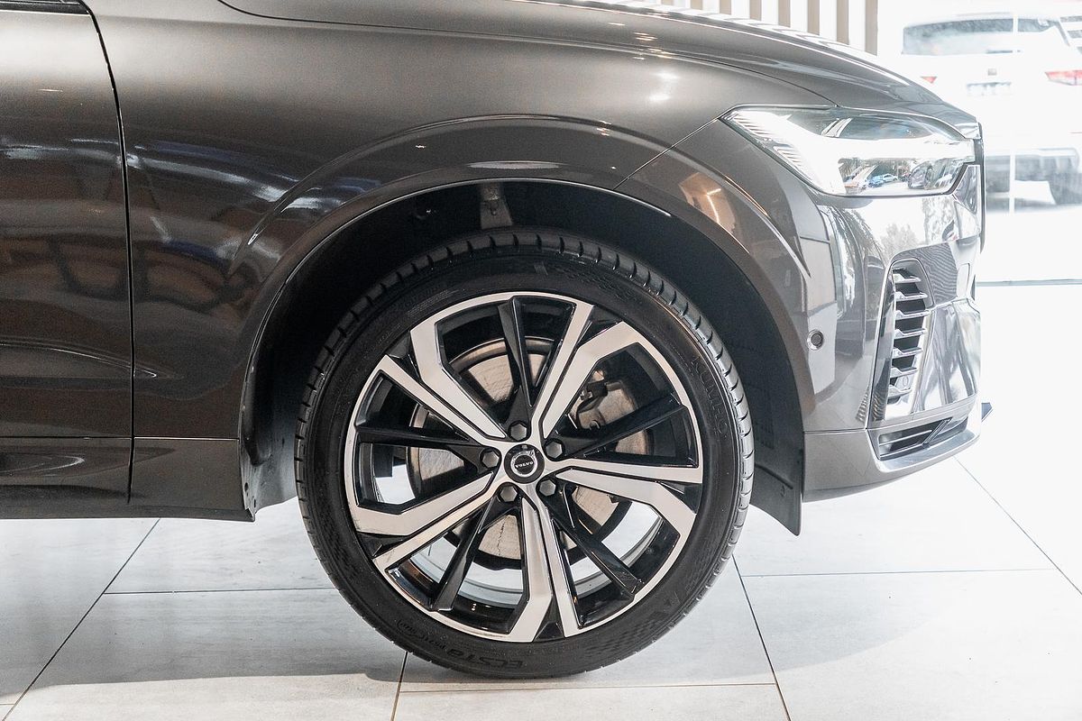 2022 Volvo XC60 Recharge Ultimate T8 Plug-In Hybrid