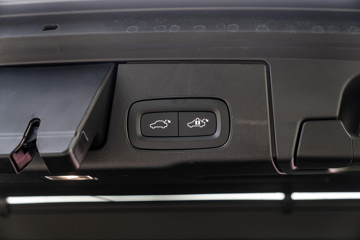2022 Volvo XC60 Recharge Ultimate T8 Plug-In Hybrid