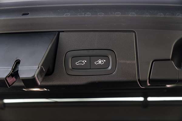 2022 Volvo XC60 Recharge Ultimate T8 Plug-In Hybrid