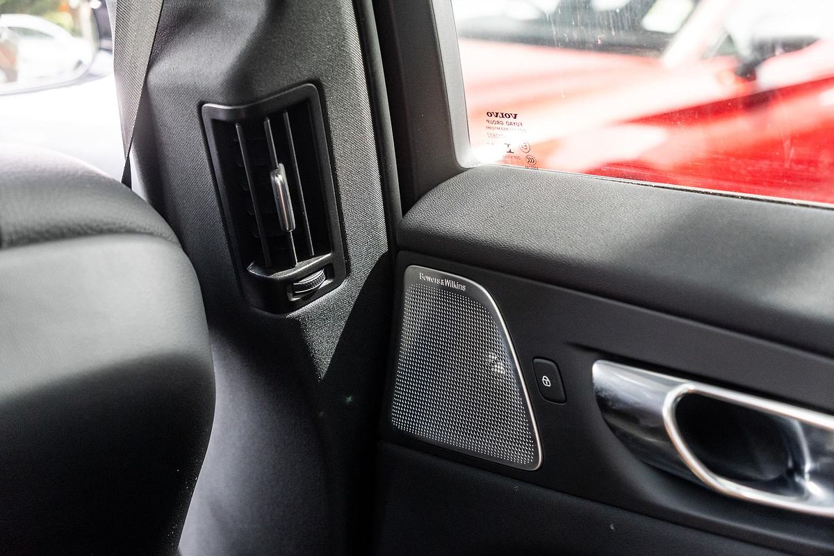 2022 Volvo XC60 Recharge Ultimate T8 Plug-In Hybrid