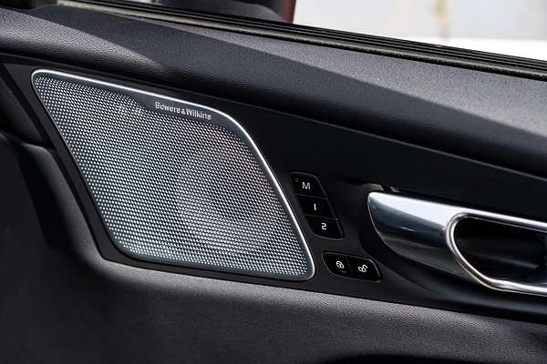 2022 Volvo XC60 Recharge Ultimate T8 Plug-In Hybrid