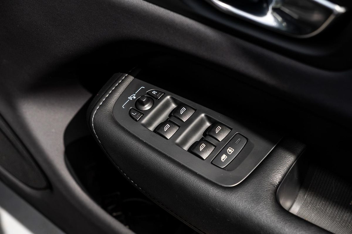 2022 Volvo XC60 Recharge Ultimate T8 Plug-In Hybrid