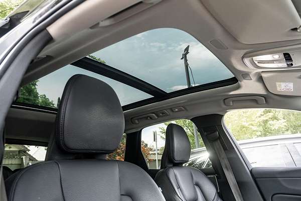 2022 Volvo XC60 Recharge Ultimate T8 Plug-In Hybrid