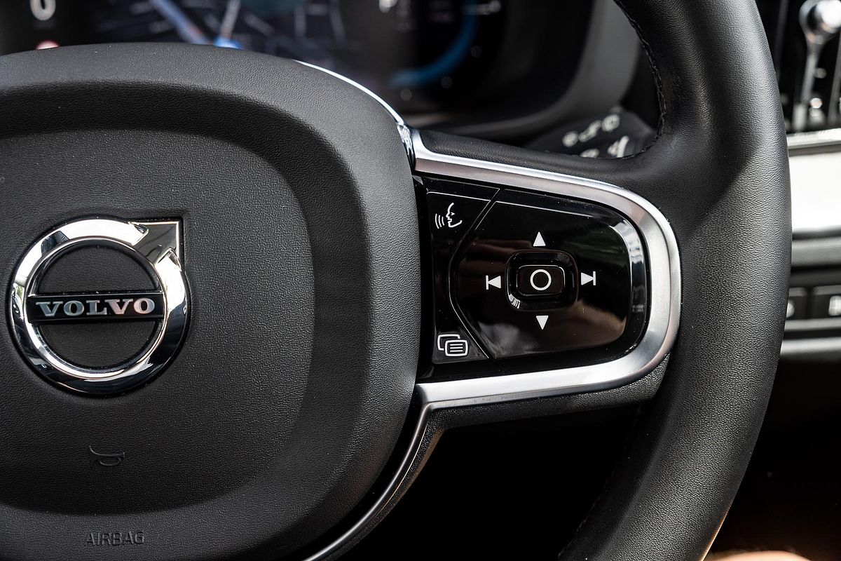 2022 Volvo XC60 Recharge Ultimate T8 Plug-In Hybrid