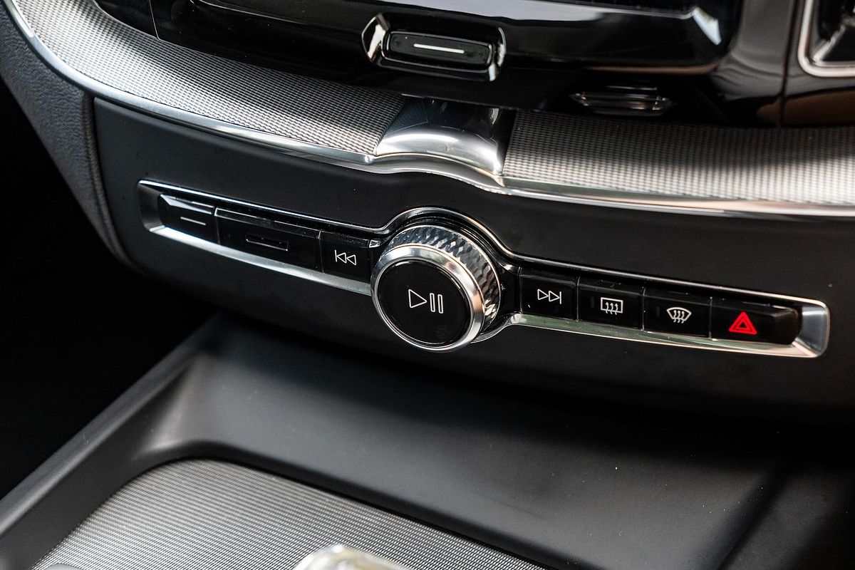 2022 Volvo XC60 Recharge Ultimate T8 Plug-In Hybrid