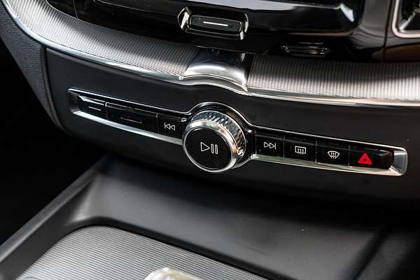 2022 Volvo XC60 Recharge Ultimate T8 Plug-In Hybrid