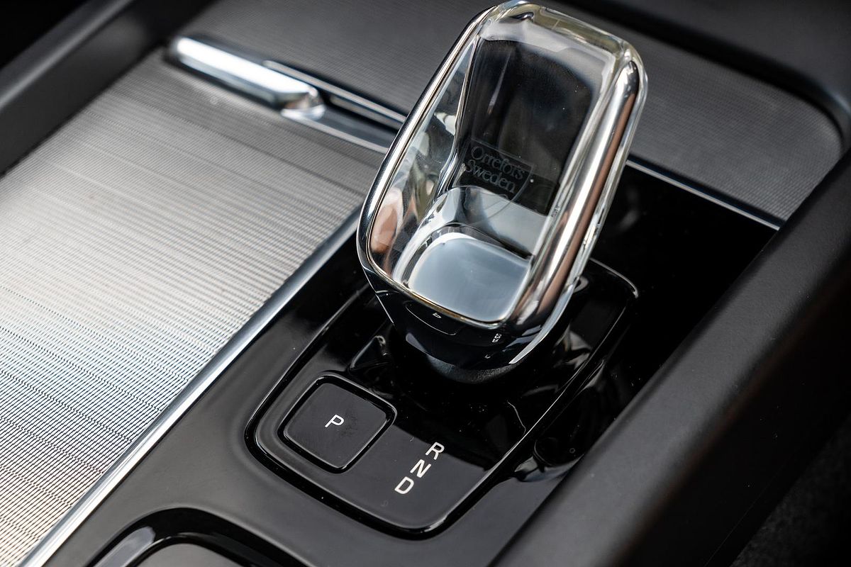 2022 Volvo XC60 Recharge Ultimate T8 Plug-In Hybrid