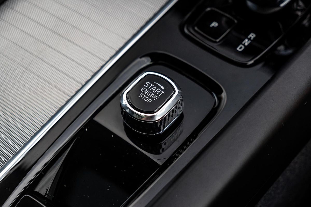 2022 Volvo XC60 Recharge Ultimate T8 Plug-In Hybrid