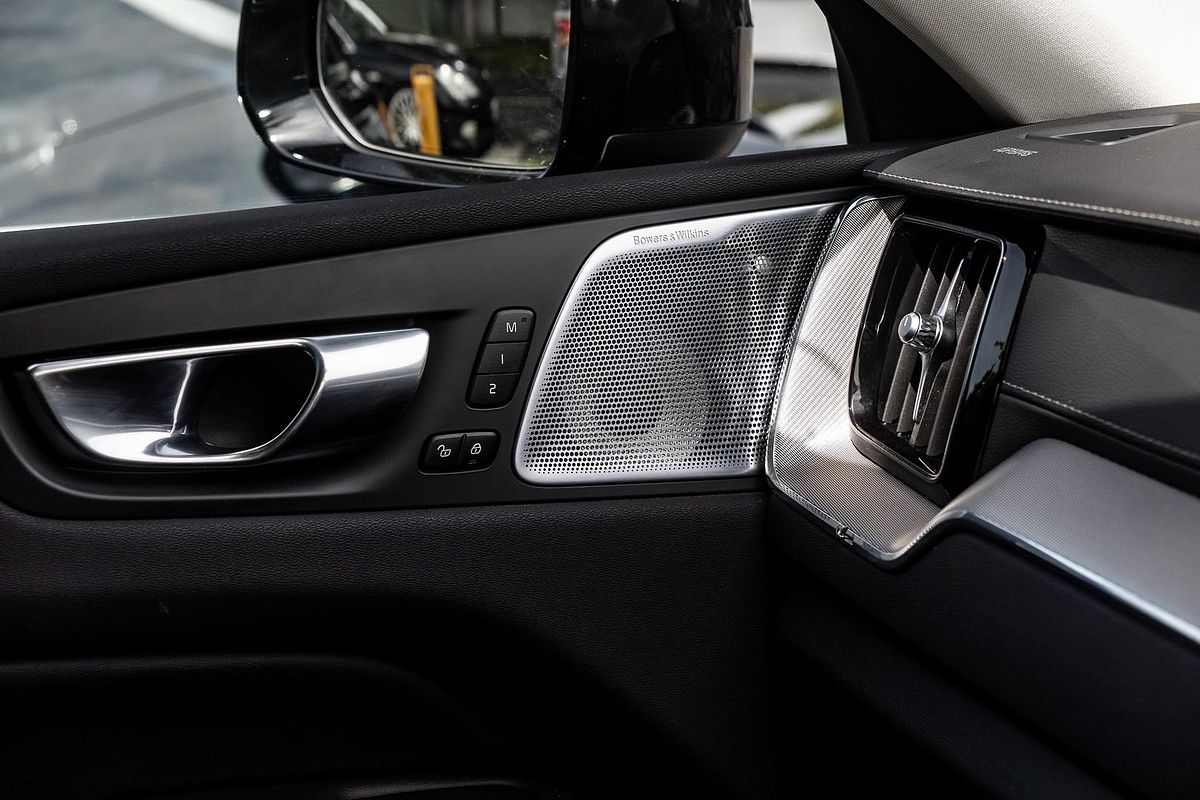 2022 Volvo XC60 Recharge Ultimate T8 Plug-In Hybrid