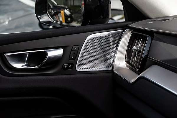 2022 Volvo XC60 Recharge Ultimate T8 Plug-In Hybrid