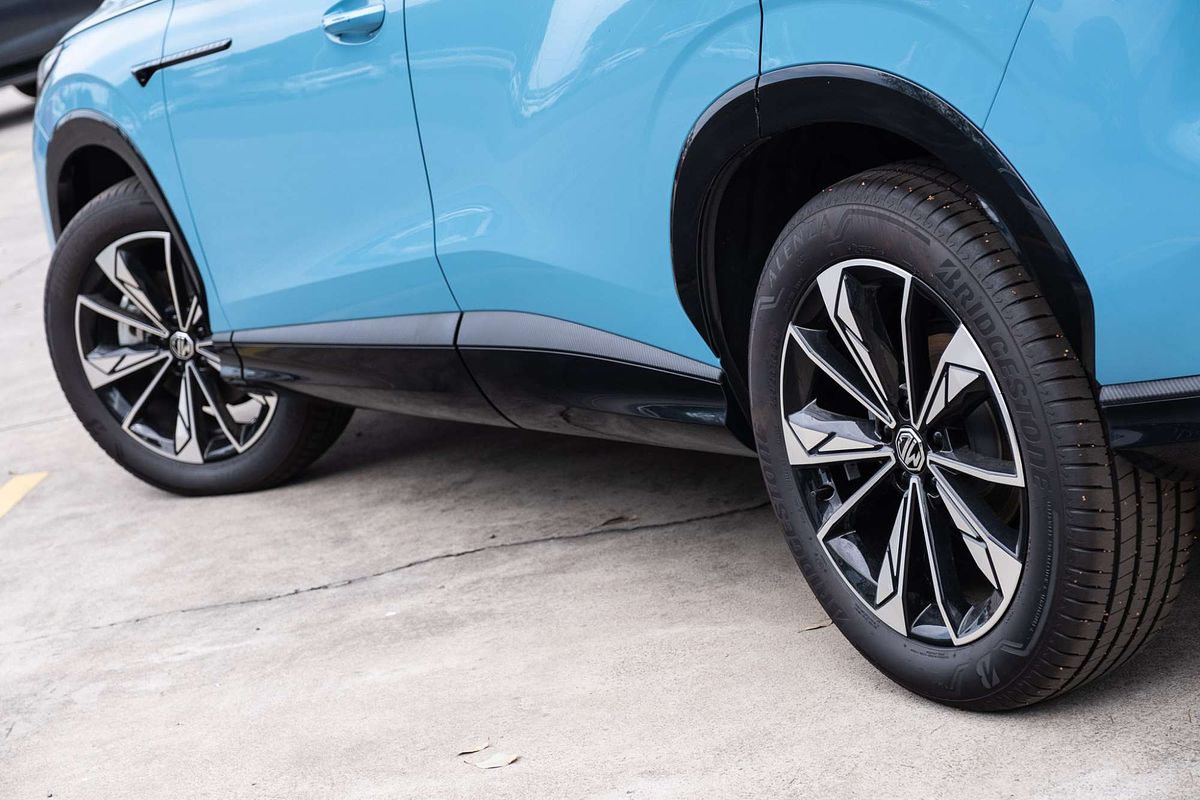 2025 MG HS Essence AS33