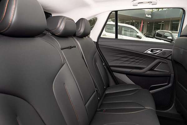 2025 MG HS Essence AS33